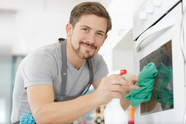 Mann Putzt Ofen Küche — Stockfoto