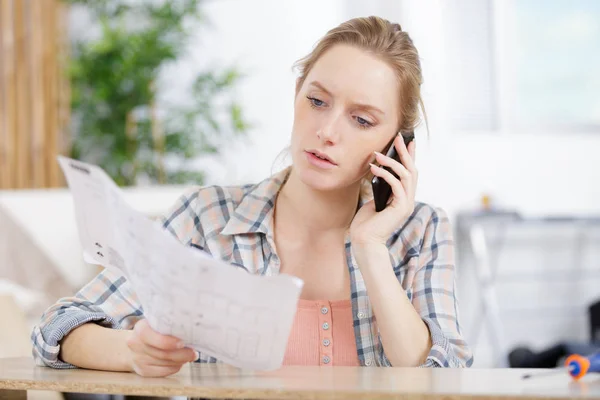 Una Femmina Telefono Mentre Tiene Mano Piani — Foto Stock