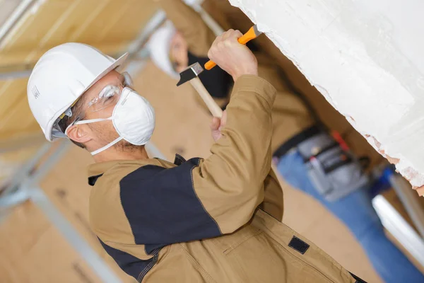 Trabalhador Construção Demolir Parede Velha Com Cinzel — Fotografia de Stock