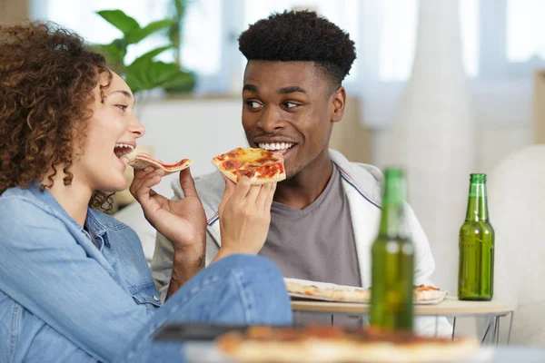 Νεαρό Ζευγάρι Τρώει Πίτσα Στο Σπίτι — Φωτογραφία Αρχείου