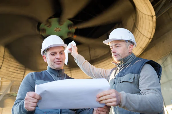 Trabajadores Revisando Planes Una Fábrica — Foto de Stock