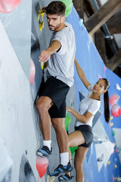 Delighted Couple Climbing Wall Together — Stock Photo, Image