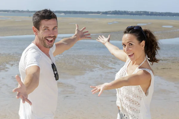 Casal Com Braços Abertos Apreciando Oceano — Fotografia de Stock