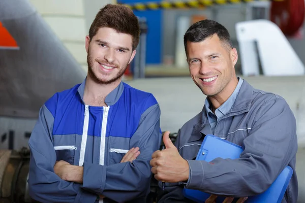 Techniker Und Lehrling Blicken Die Kamera — Stockfoto