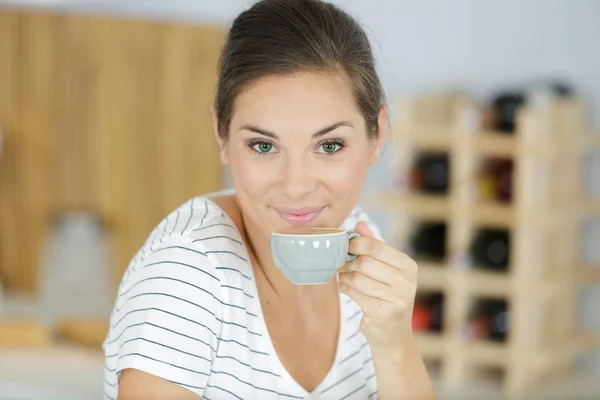 Счастливая Женщина Чашкой Кофе — стоковое фото