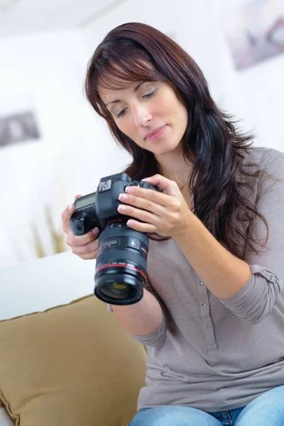 Fotógrafo Segurando Câmera Verificando Fotos — Fotografia de Stock