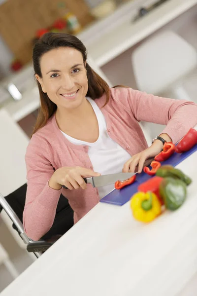 Jong Glimlachen Gehandicapte Vrouw Snijden Paprika — Stockfoto