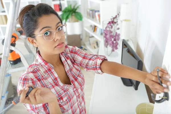 Ung Seriös Kvinna Använder Power Borr För Diy Hemma — Stockfoto