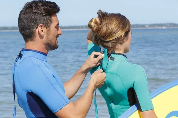 Couple Wetsuits Laughing Water — Stock Photo, Image