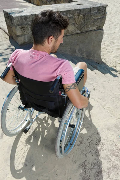 Άνθρωπος Αναπηρική Καρέκλα Προσπαθεί Βρει Λύση Για Βήματα Εξωτερικούς Χώρους — Φωτογραφία Αρχείου