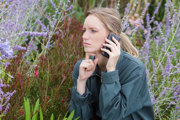 Женщина Профессиональный Садовник Флорист Мобильным Телефоном — стоковое фото