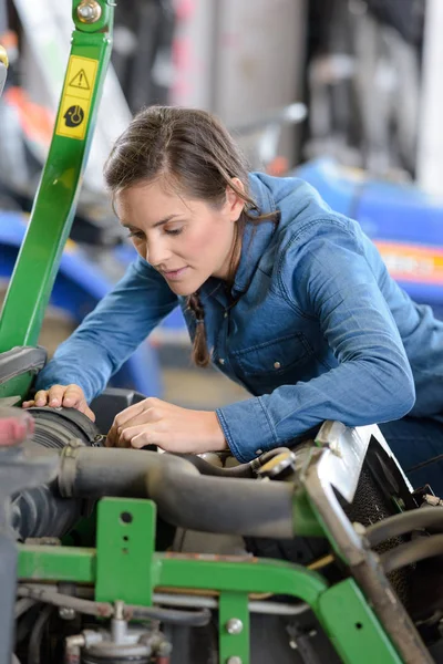 Female Mechanic Working Professional Lawnmower — Stock Photo, Image