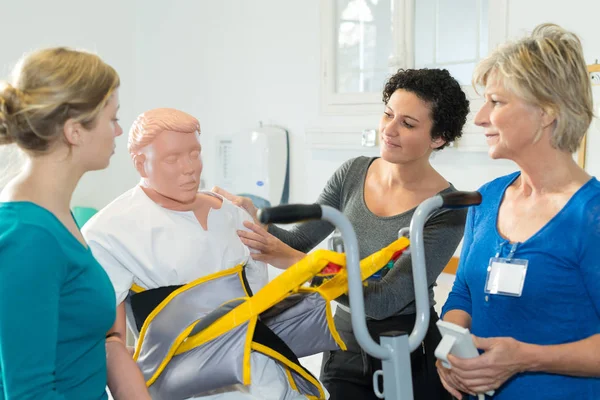 Trainee Nurses Using Mannequin Medical Hoist — Stock Photo, Image