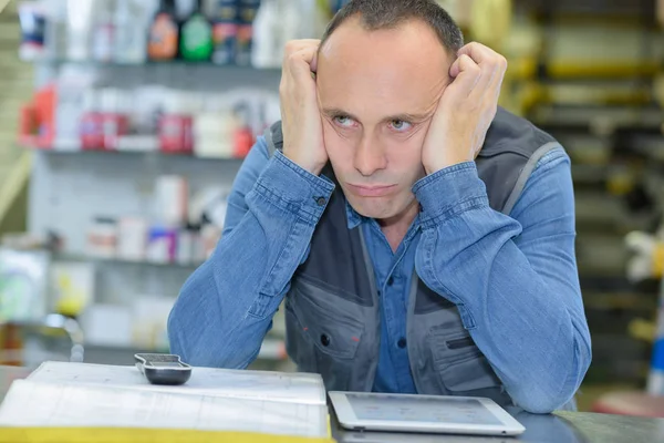 Trabajador Aburrido Almacén —  Fotos de Stock