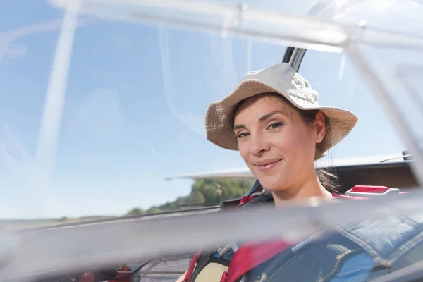 滑翔机上一个女人的肖像 — 图库照片