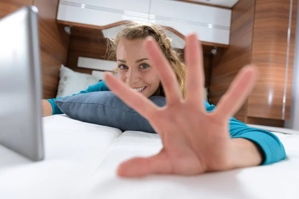 Mujer Skyping Con Sus Padres — Foto de Stock