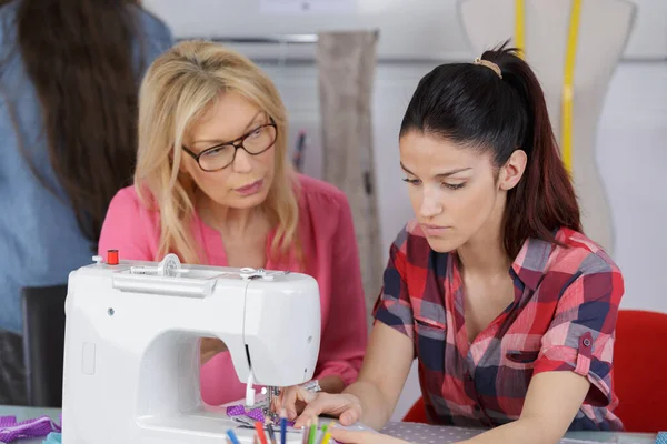 Mulher Ensinando Senhora Mais Jovem Como Usar Uma Máquina Costura — Fotografia de Stock