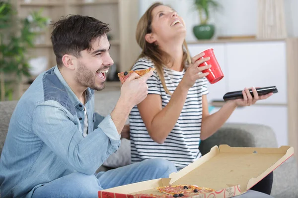 一对快乐的夫妇在吃披萨 — 图库照片