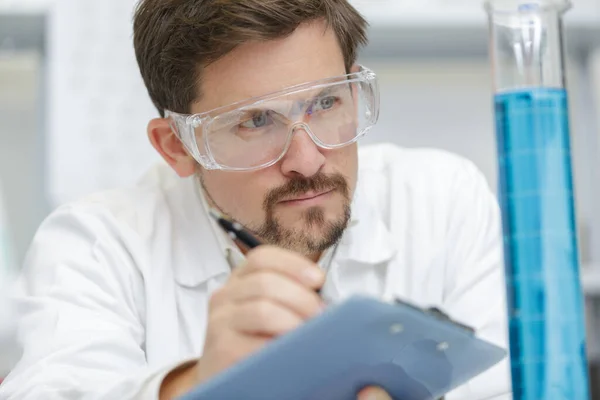 Male Doctor Experiments — Stock Photo, Image