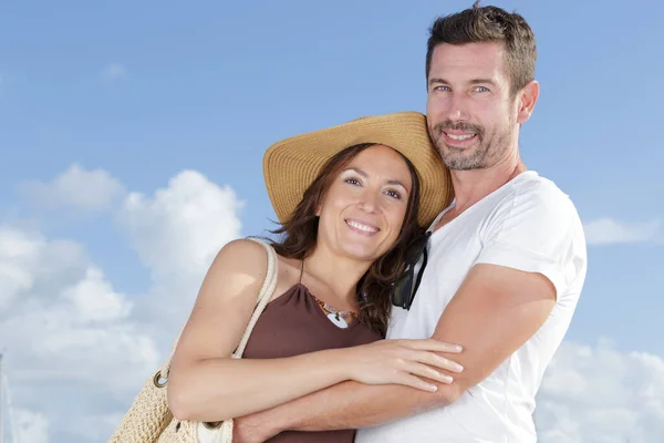 Casal Romântico Amor Abraçando Beijando Livre — Fotografia de Stock