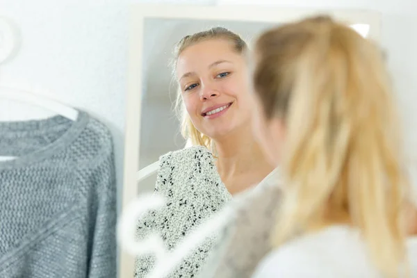 Vacker Flicka Själv Tittar Spegeln — Stockfoto