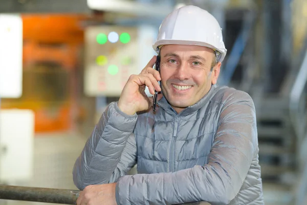 Retrato Trabalhador Masculino Casaco Acolchoado Usando Telefone — Fotografia de Stock