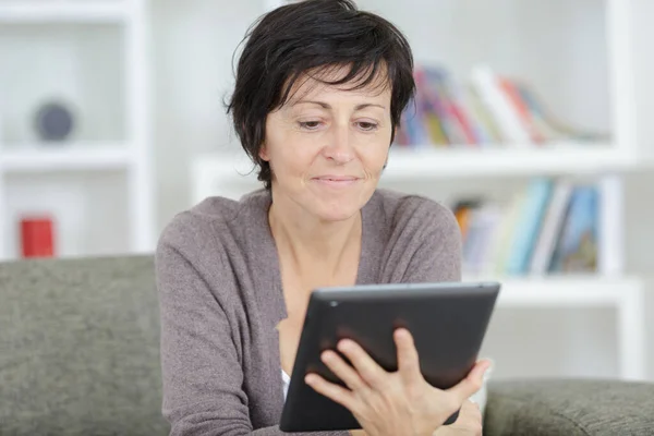 Eine Frau Entspannt Sich Mit Tablette — Stockfoto