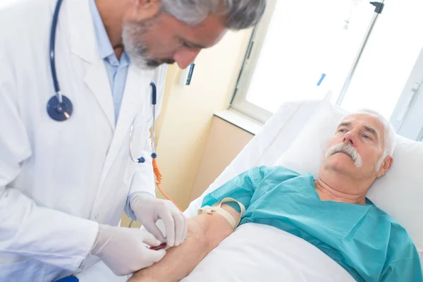 Médico Com Seringa Está Fazer Análises Sangue — Fotografia de Stock