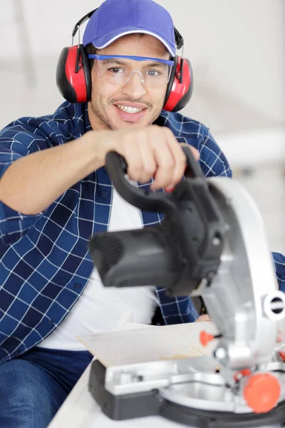 Zelfverzekerd Ijverig Vriendelijke Werkman Klaar Werken Aan Cirkelzaag — Stockfoto