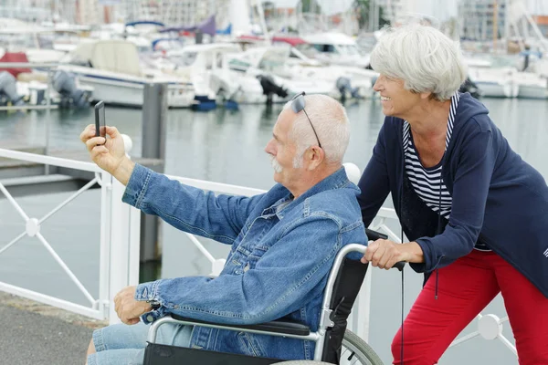 Para Seniorów Wózku Inwalidzkim Robi Selfie — Zdjęcie stockowe