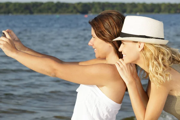 Sorelle Scattare Selfie Con Smart Phone Nel Lago — Foto Stock