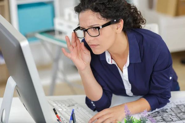 Una Donna Sta Guardando Progetto — Foto Stock