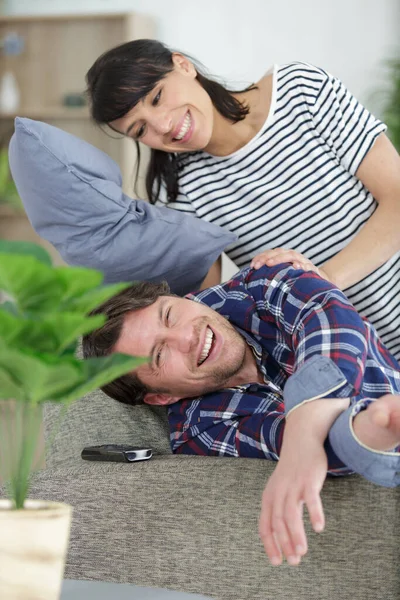 Casal Está Jogando Juntos — Fotografia de Stock