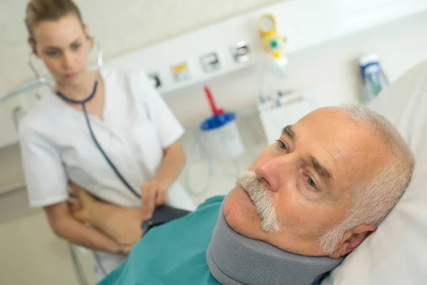 Pielęgniarka Przyjmująca Ciśnienie Krwi Dojrzałego Pacjenta Noszącego Aparat Szyję — Zdjęcie stockowe