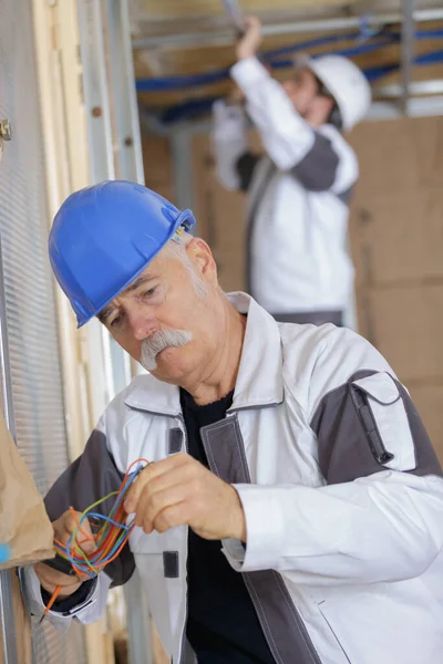 Elettricista Senior Concentrandosi Sul Cablaggio — Foto Stock