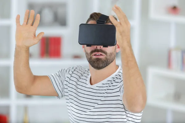 Homme Utilisant Masque Réalité Virtuelle — Photo