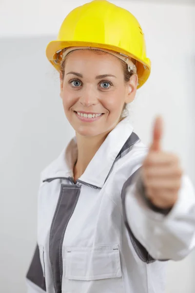 Mulher Construtor Mostrando Polegar Para Cima — Fotografia de Stock