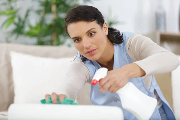 Una Mujer Rociando Detergente —  Fotos de Stock