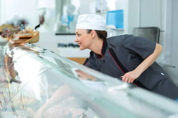 Vrouwelijke Slager Met Spek Vlees Teller Van Winkel — Stockfoto