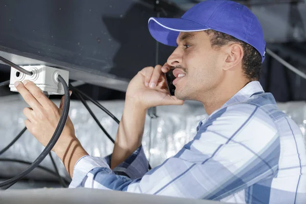 Técnico Instalação Cabo Fibra Óptica — Fotografia de Stock