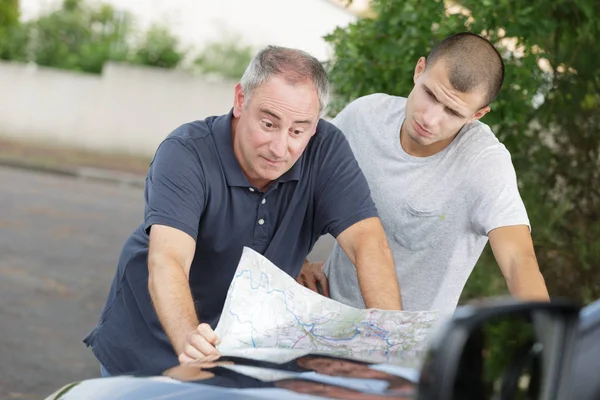 Two Man Lost Men Outdoors — Stock Photo, Image