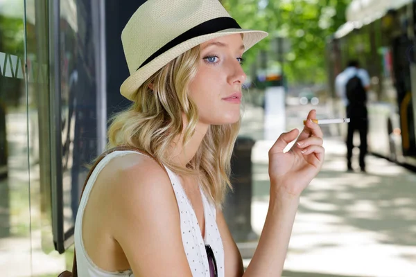 Una Joven Mujer Fumando Cigarrillo Aire Libre —  Fotos de Stock