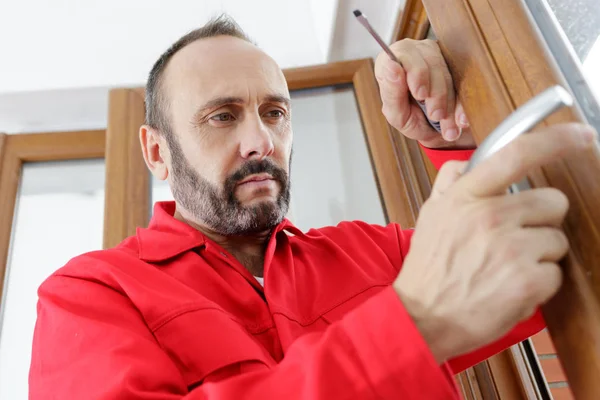 Uomo Che Ripara Porta — Foto Stock