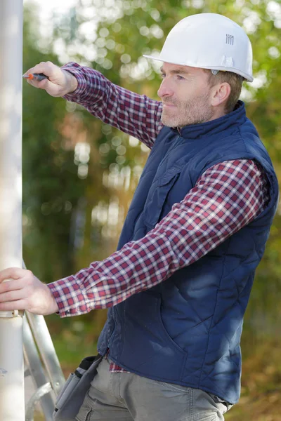 Bauarbeiter Schrauben Draußen Und Bauarbeiter — Stockfoto