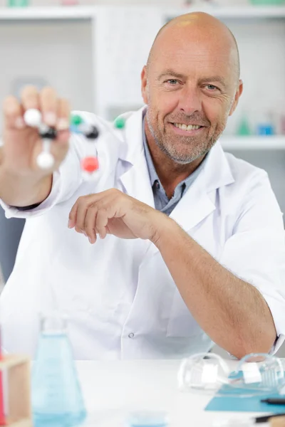 Hombre Mostrando Parte Del Enfoque Del Modelo Molecular Primer Plano —  Fotos de Stock