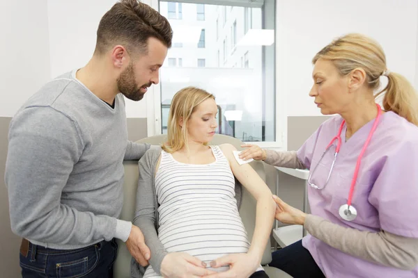 Krankenschwester Bereitet Schwangeren Arm Auf Spritze Vor — Stockfoto
