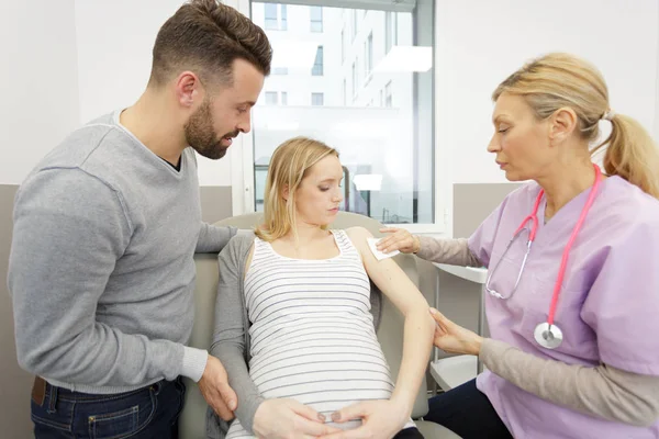 Infirmière Préparant Les Femmes Enceintes Bras Pour Une Injection — Photo