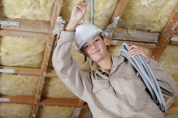 Eletricista Feminino Segurando Cabos Dentro Casa — Fotografia de Stock