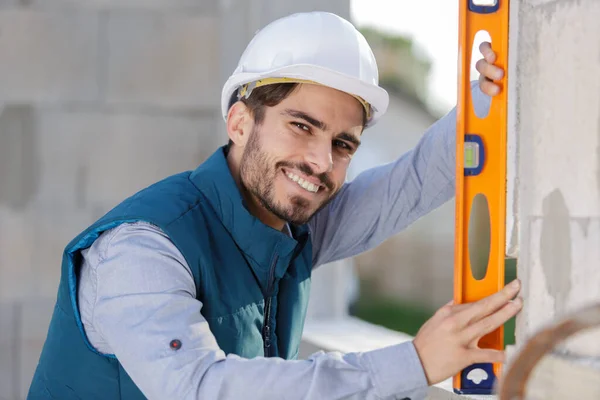 Costruttore Che Utilizza Livella — Foto Stock