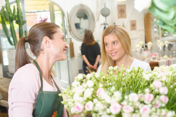 Two Women Flower Shop — Stock Photo, Image